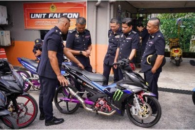 Hamidi (dua dari kiri) menunjukkan sitaan motosikal yang diubah suai ekstrem untuk aktiviti samseng jalanan. Foto JPJ Kuala Lumpur 