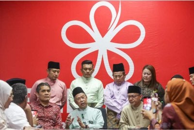 Muhyiddin (tengah) ketika sidang akhbar selepas selepas menghadiri Majlis Jamuan Hari Raya Aidilfitri Bersatu Terengganu di Kuala Terengganu pada Rabu.