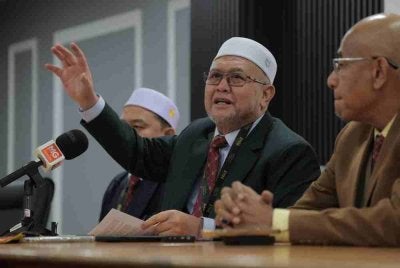 Razman (tengah) dalam sidang akhbar pada Rabu.