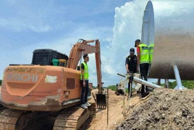 Anggota penguat kuasa KPDN Pahang melakukan pemeriksaan ke atas tangki skid berisi diesel dipercayai disimpan tanpa premit sah untuk kegunaan jentera di sebuah tapak pembinaan di sini.