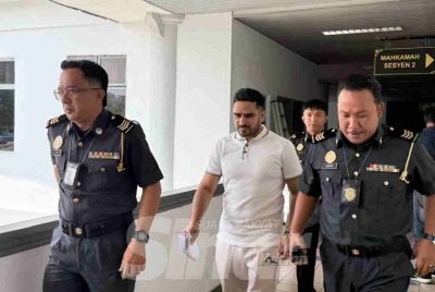 Tertuduh mengaku bersalah di Mahkamah Sesyen Ayer Keroh atas pertuduhan membuang sisa pepejal di kawasan tidak dibenarkan. 