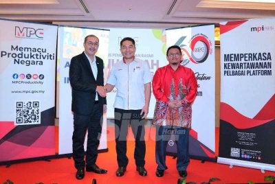 Ainol Amriz (kiri) dan Mohamad Norjayadi (tengah) melancarkan Anugerah Media Akademi Dalam Industri (ADI) di sebuah hotel pada Rabu. FOTO: SINAR HARIAN / MOHD HALIM ABDUL WAHID.