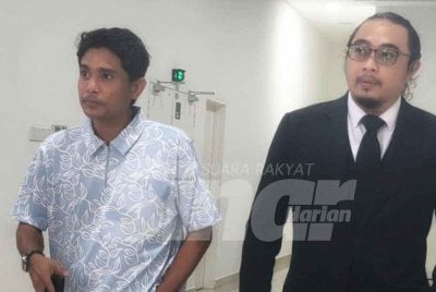 Mohd Aliff Naim (kiri) hadir ke Mahkamah Majistret Ampang pada Rabu.