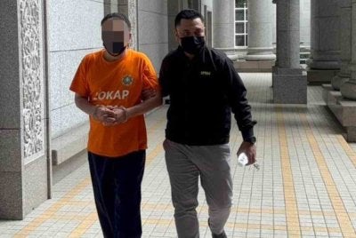Bekas pengarah di sebuah IPTA direman lima hari untuk membantu siasatan salah guna kedudukan dengan menggunakan wang berjumlah kira-kira RM1 juta bagi tujuan peribadi. Foto SPRM