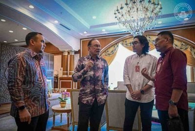 Anwar bertemu dengan Muhammad Kamal Idhamuddin, salah seorang rakyat Malaysia yang sebelum ini terkandas di Pelabuhan Hamriyah, Dubai, UAE bersama rakan-rakan kru Kapal Berkat Tuah sejak tujuh bulan lalu di Perdana Putra, Putrajaya. Foto Facebook Anwar Ibrahim