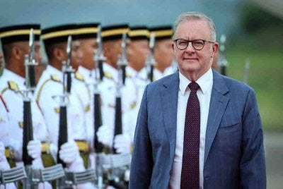 Anthony Albanese tiba bagi lawatan rasmi ke Malaysia di Pangkalan Tentera Udara Diraja Malaysia (TUDM) Subang, pada Rabu. Foto Bernama 
