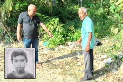 Penduduk menunjukkan lokasi penemuan mangsa sebelum dibantu bawa ke hospital. Gambar kecil: Muhammad Zakir Fikry 