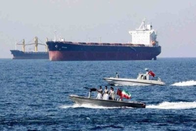  Sekurang-kurangnya dua kapal yang belayar dari pelabuhan Iran melintasi Selat Hormuz walaupun terdapat ancaman sekatan oleh tentera AS. Foto MNA 