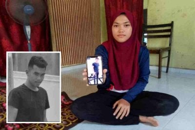 Nur Aina menunjukkan gambar abangnya, Allahyarham Muhammad Zakir. Foto: Nur Aina