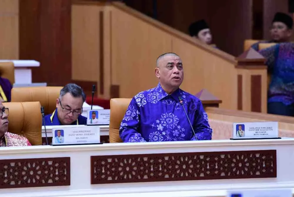 Saarani ketika menjawab soalan lisan Azman sempena Mesyuarat Pertama Tahun Keempat Dewan Negeri Perak ke-15 di Bangunan Perak Darul Ridzuan pada Khamis. Foto: Urusetia Dewan Negeri Perak