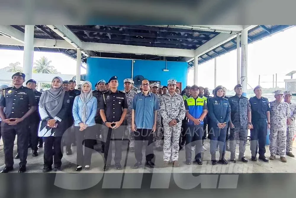 Sahrul Faiz (tengah) bersama 11 agensi penguat kuasa melibatkan 85 pegawai dan anggota terlibat dalam Op Guardian selepas sidang media di Jeti Jabatan Perikanan Kuantan pada Khamis.