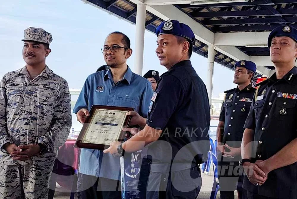 Saiful Faiz (dua dari kiri) menyerahkan sijil penghargaan kepada agensi yang terlibat dalam Op Guardian dijalankan selama dua hari yang berakhir pada Rabu. 