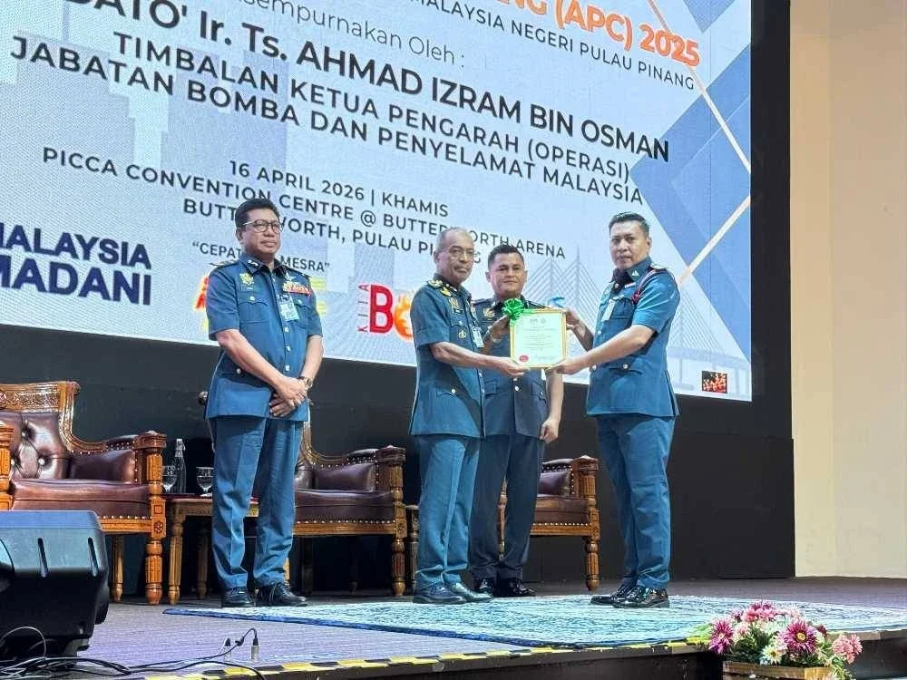 Ahmad Izram (dua dari kiri) menyampaikan sijil perkhidmatan cemerlang kepada salah seorang penerima pada Khamis.