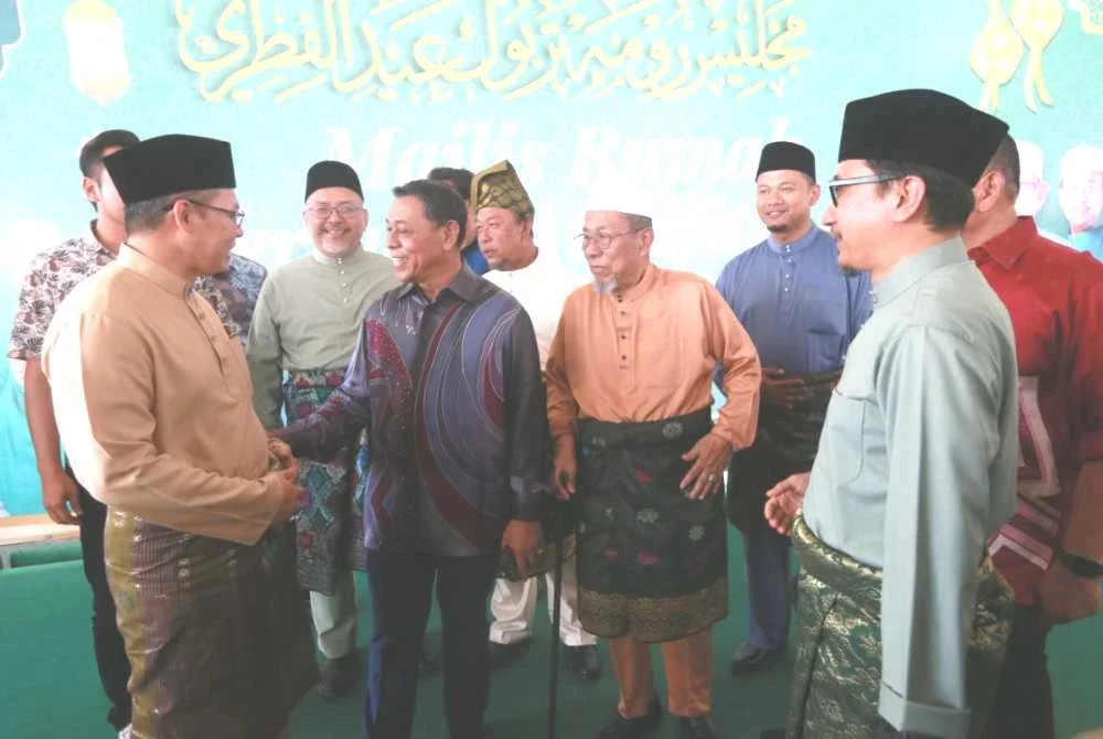 Muhammad Pehimi (dua, kiri) beramah mesra bersama kepimpinan Pas Terengganu pada Majlis Rumah Terbuka Aidilfitri Pas Terengganu di Dataran Shahbandar pada Khamis.