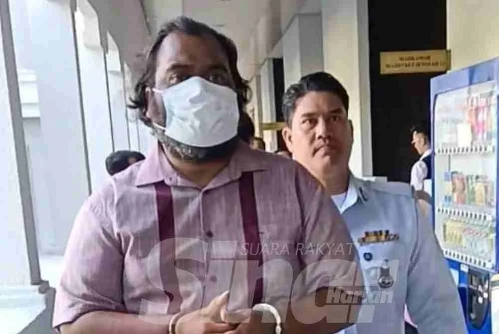 Muhammad Kamal Raj (kiri) dibawa ke Mahkamah Majistret Kuala Lumpur pada Khamis.
