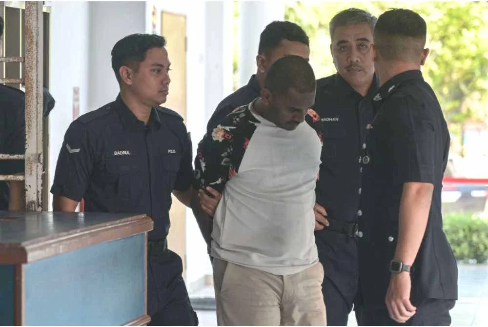 Valan (dua dari kiri) dibawa ke Mahkamah Sesyen dan Majistret Selayang pada Khamis, bagi empat pertuduhan menganiaya dua kanak-kanak dan dua remaja serta satu pertuduhan mengendalikan pusat jagaan yang tidak berdaftar.