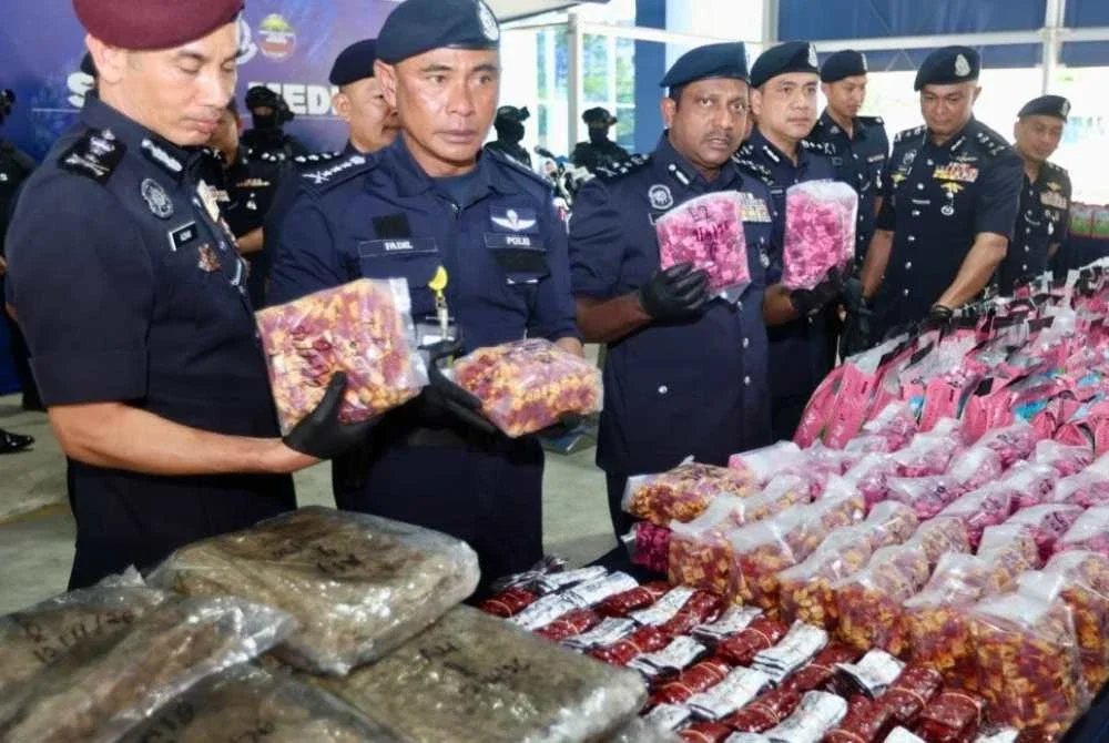 Hussein (tiga dari kiri) menunjukkan dadah yang dirampas.