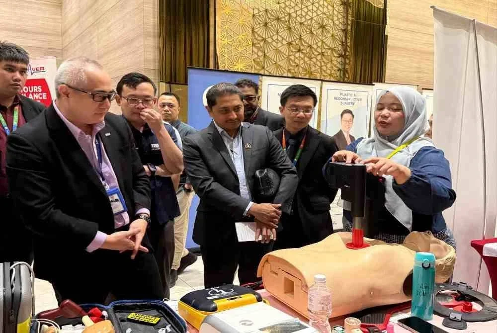 Dr Kevin (kiri) meninjau reruai mempamerkan teknologi perubatan penjagaan trauma digunakan dalam sektor kesihatan negara.