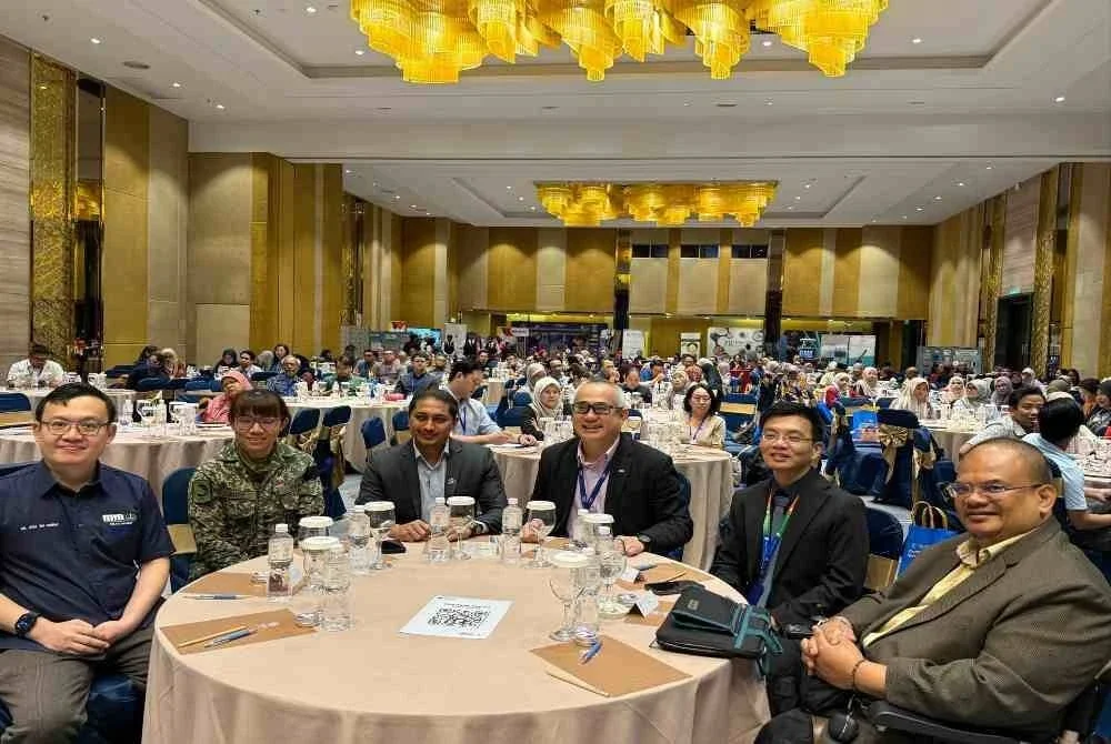 Dr Kevin (tiga dari kanan,duduk) bersama pakar dan petugas unit kecemasan yang hadir pada Simposium Trauma berlangsung pada Sabtu.