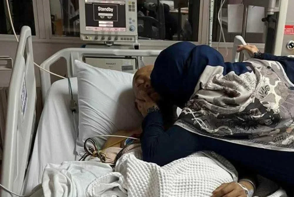 Gambar terkini keadaan Ustaz Kazim yang dikongsi di Facebook rasmi penceramah bebas itu pada Khamis.