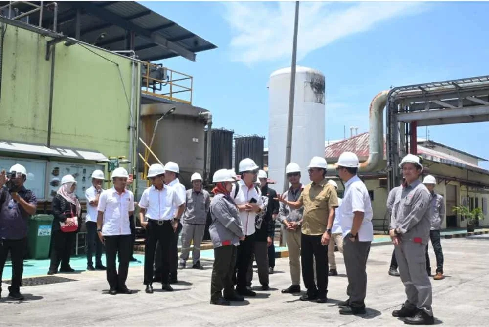 Ahmad Shabery mengadakan lawatan bagi meninjau operasi kilang FGV Biotechnologies Sdn Bhd pada Khamis.