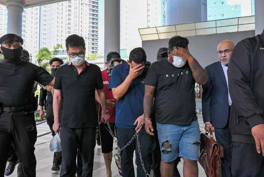 Enam lelaki termasuk seorang pegawai polis berpangkat Deputi Superintenden (DSP) dihadapkan ke Mahkamah Sesyen di sini hari ini, atas pertuduhan mengacukan pistol dan melakukan rompakan berkumpulan di kawasan perumahan di sekitar Kepong, awal bulan ini. Foto Bernama