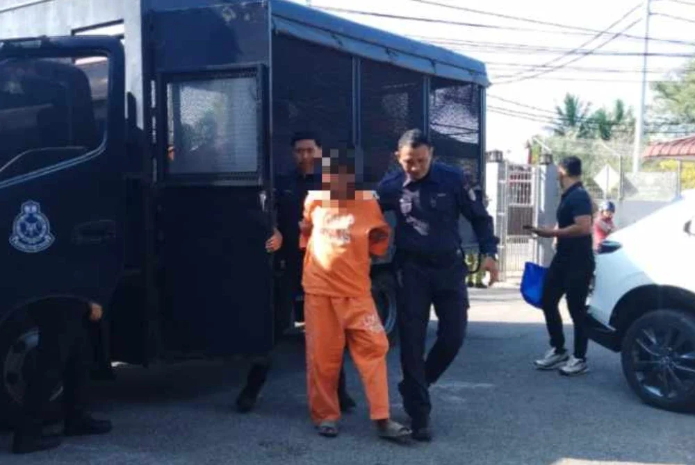 Suspek tiba di Mahkamah Majistret Bachok bagi mendapatkan perintah reman. 