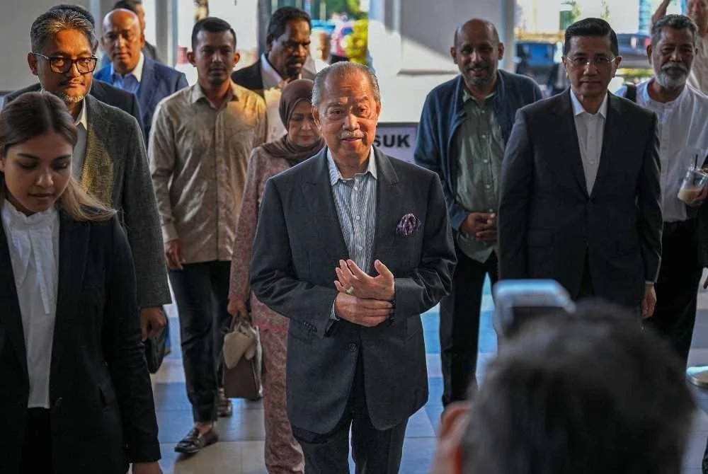 Bekas Perdana Menteri, Tan Sri Muhyiddin Yassin, hadir bagi pendengaran kes pertuduhan penyalahgunaan kedudukan melibatkan suapan berjumlah RM232.5 juta serta menerima RM200 juta hasil aktiviti haram di Mahkamah Kuala Lumpur, hari ini. Foto Bernama