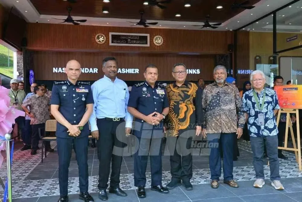 Hakimsa (dua dari kanan) bersama Mohd Sazili (empat dari kiri), Ayob Khan (tiga dari kiri) dan Hussamuddin (kanan) semasa Majlis Perasmian Pembukaan Hakim Cafe di Pusat Sukan UiTM Shah Alam pada Khamis. Foto: Asril Aswandi Shukor