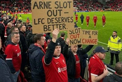 Penyokong Liverpool yang kecewa menuntut Slot dipecat selepas kelab tersebut tersingkir daripada kempen Liga Juara-Juara.
