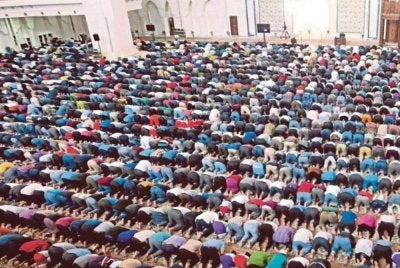 Namun dalam saf, kita diajar buka ruang kepercayaan,meruntuhkan dinding pertahanan dan menerima kehadiran orang lain tanpa syarat.