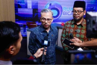 Fahmi bersama Zulkifli ketika ditemui pada sidang media Program Ruang Bicara bertajuk 'Tabayyun Dalam Krisis: Maklumat Sahih Jamin Kestabilan' yang dihoskan oleh Ally Iskandar di Wisma Bernama, pada Rabu. Foto Bernama