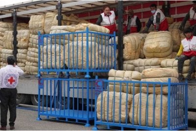 ICRC menyalurkan 171 tan barangan bantuan asas kepada IRCS dengan penghantaran awal melibatkan lima trak - Foto: Agensi
