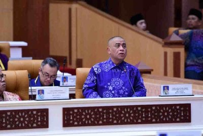 Saarani ketika menjawab soalan lisan Azman sempena Mesyuarat Pertama Tahun Keempat Dewan Negeri Perak ke-15 di Bangunan Perak Darul Ridzuan pada Khamis. Foto: Urusetia Dewan Negeri Perak