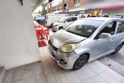 Kenderaan yang terlibat selepas pemandu tersalah tekan pedal minyak dan merempuh restoran serta menyebabkan dua pelanggan cedera di Jalan Papar Lama, Up Town Nambazan, Penampang.