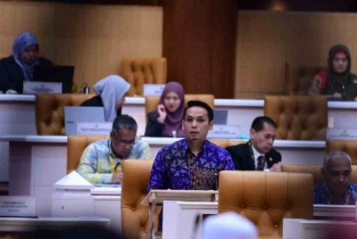 Mohd Azlan ketika menjawab soalan lisan sempena Mesyuarat Pertama, Tahun Keempat Dewan Negeri Perak ke-15 di Bangunan Perak Darul Ridzuan, Ipoh pada Khamis. Foto Urusetia Dewan Negeri Perak