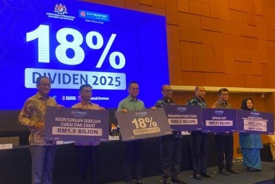 Steven Sim (tiga,kiri) bersama pengurusan tertinggi Bank Rakyat sempena Sidang Media Pengumuman Prestasi Kewangan dan Dividen Kumpulan Bank Rakyat bagi Tahun Kewangan Berakhir 31 Disember 2025, di Menara Bank Rakyat pada Khamis