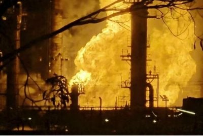 Kebakaran besar berlaku semalaman di loji penapisan minyak milik Viva Energy di Geelong, dipercayai akibat kegagalan peralatan - Foto: Agensi