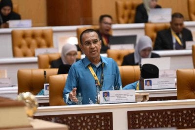 Zainol Fadzi ketika membahaskan Usul Menjunjung Kasih Atas Penzahiran Titah Diraja pada Mesyuarat Pertama Tahun Keempat Dewan Negeri Perak ke-15 di Bangunan Perak Darul Ridzuan pada Khamis.