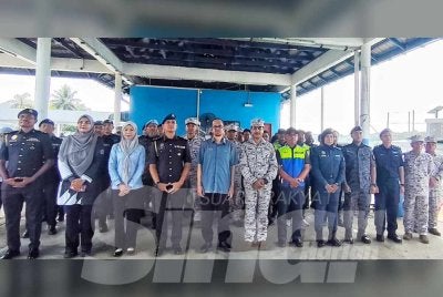 Sahrul Faiz (tengah) bersama 11 agensi penguat kuasa melibatkan 85 pegawai dan anggota terlibat dalam Op Guardian selepas sidang media di Jeti Jabatan Perikanan Kuantan pada Khamis.