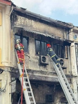 Kebakaran pada petang Isnin telah mengorbankan dua nyawa termasuk notari awam.