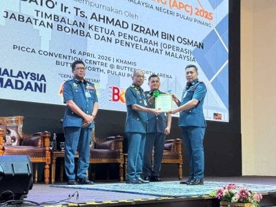 Ahmad Izram (dua dari kiri) menyampaikan sijil perkhidmatan cemerlang kepada salah seorang penerima pada Khamis.