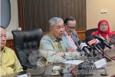 Ahmad Zahid mempengerusikan Mesyuarat Penyelarasan Projek BALB kepada Sabah di bangunan KPLB, Sembulan, Kota Kinabalu.