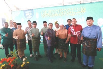 Muhammad Pehimi (tengah) bersama kepimpinan Pas Terengganu sempena Majlis Rumah Terbuka Aidilfitri Pas Terengganu di Dataran Shahbandar di Kuala Terengganu pada Khamis.