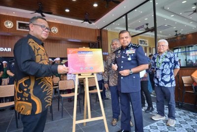 Mohd Sazili (kiri), Ayob Khan (dua dari kanan), Hussamuddin (kanan) dan Hakimsa (belakang tiga dari kanan) melakukan simbolik perasmian sempena pembukaan Hakim Cafe di Pusat Sukan UiTM Shah Alam pada Khamis. Foto Sinar Harian - ASRIL ASWANDI SHUKOR