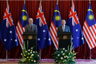 Anwar (kanan) bersama Albanese pada sidang akhbar dan kenyataan bersama di Kompleks Perdana Putra hari ini. - Foto: Bernama