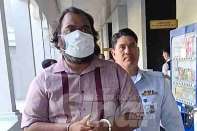 Muhammad Kamal Raj (kiri) dibawa ke Mahkamah Majistret Kuala Lumpur pada Khamis.