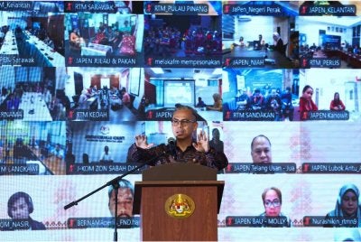 Fahmi ketika berucap pada Perhimpunan Bulanan Kementerian Komunikasi di Kementerian Komunikasi hari ini. - Foto: Bernama