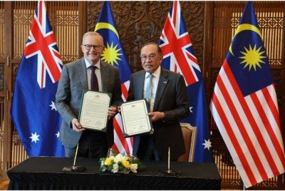 Anwar (kanan) bergambar selepas menandatangani kenyataan bersama berkaitan jaminan bekalan tenaga dengan rakan sejawatnya dari Australia, Anthony Albanese selepas sambutan rasmi di Kompleks Perdana Putra, hari ini. - Foto: Bernama