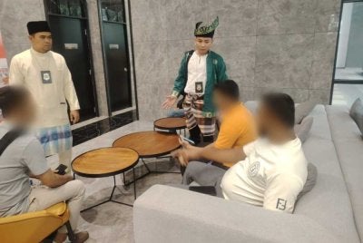 Pegawai imigresen menahan individu terlibat dalam serbuan di Seksyen 14 di sini pada Rabu.